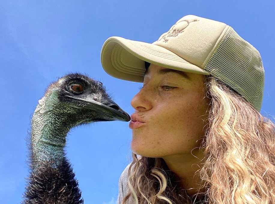 Taylor Blake giving Emmanuel the emu a kiss